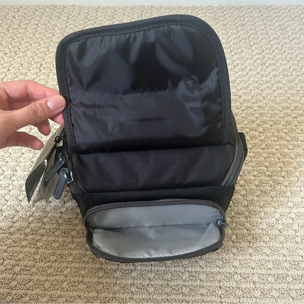 Lowepro Camera Case NWT Carrying Bag Adventura SH 110R II Black and Gray